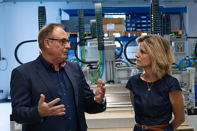 Bundestag Member Daniela Ludwig in conversation with SOMIC owner Patrick Bonetsmüller