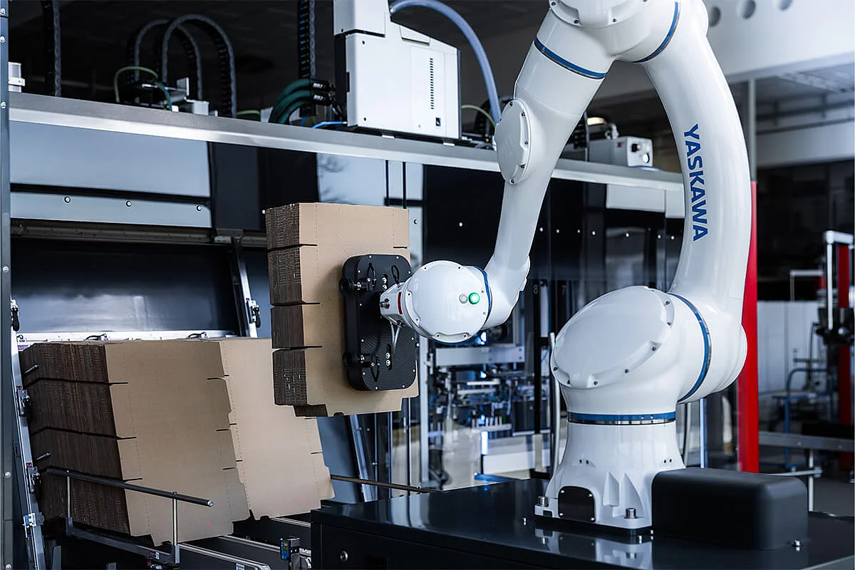 SOMIC CoboLoad - Cobot belädt das Magazin einer Kartonverpackungsmaschine mit Kartonzuschnitten