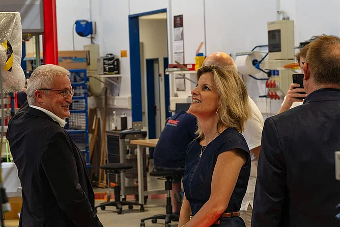 Bernhard Wild (CFO of SOMIC) and Member of the Bundestag Daniela Ludwig during a tour of the company