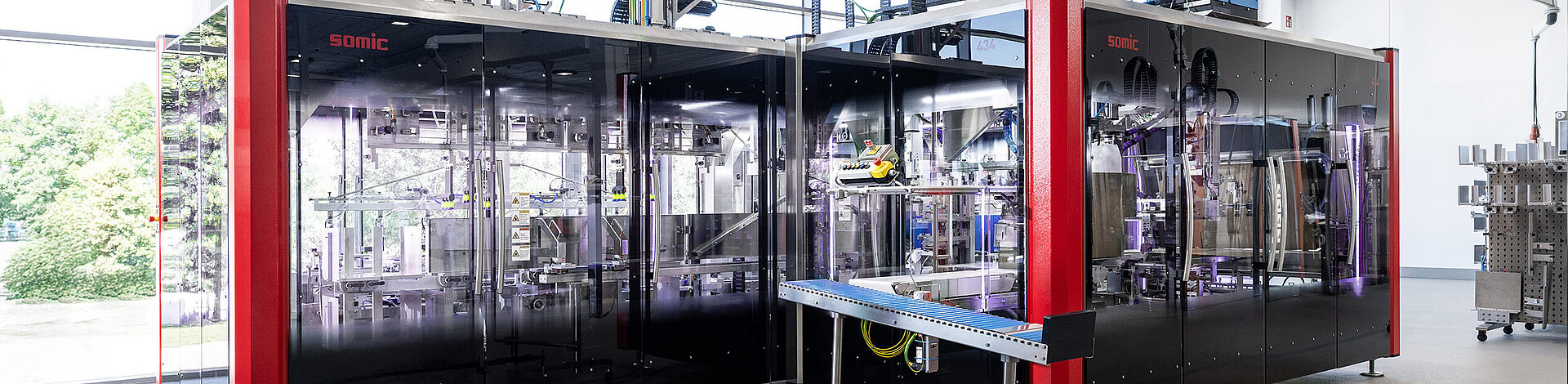SOMIC 434 SuperFlex cardboard packaging machine in a modern production environment.