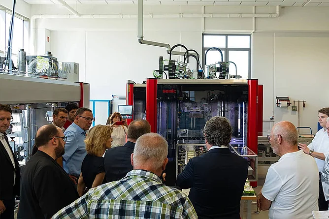 Daniela Ludwig and a CSU delegation in front of a SOMIC 434 packaging machine