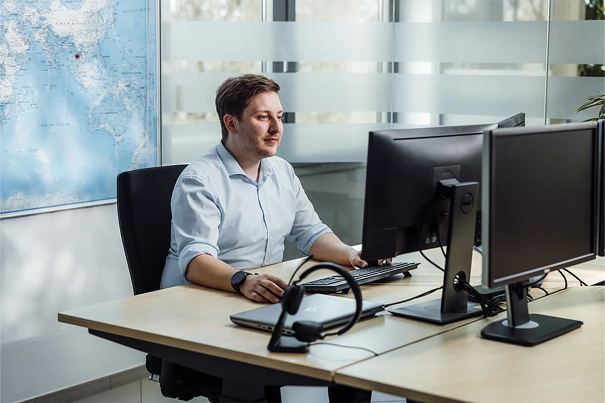 Zwei SOMIC Service Mitarbeiter nebeneinander. Einer telefoniert per Headset.